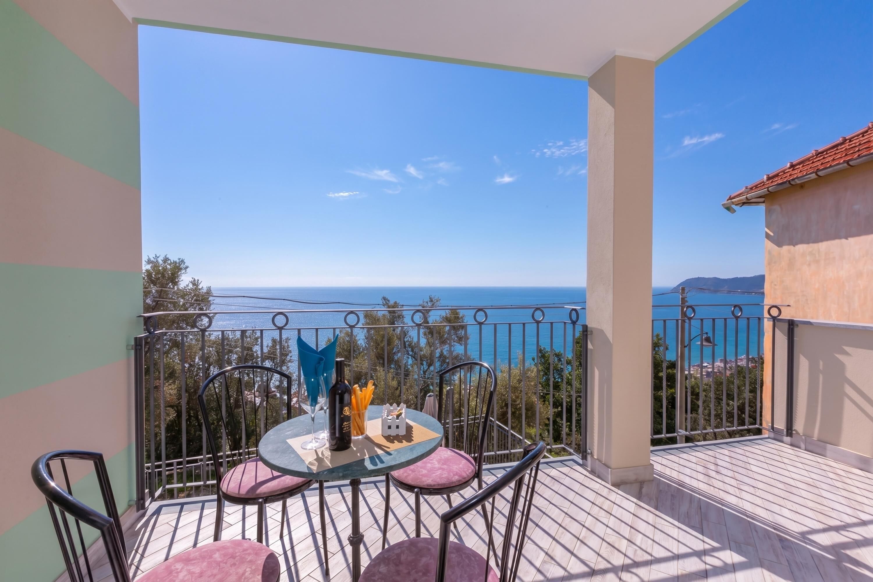 Appartement Familial, plusieurs chambres, 2 salles de bains (Serena 2 Amazing Sea View) | Restauration extérieure