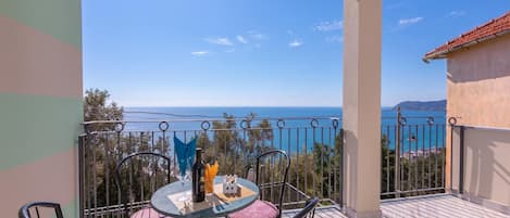 Appartement Familial, plusieurs chambres, 2 salles de bains (Serena 2 Amazing Sea View) | Restauration extérieure