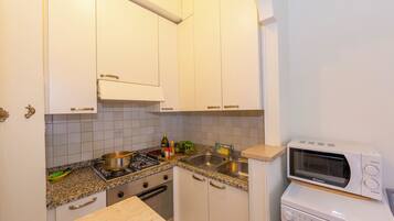 Appartamento familiare, camere multiple (Bluemind Air Comfort - 500m from sea) | Cucina privata | Frigorifero con congelatore, microonde, forno, piano cottura