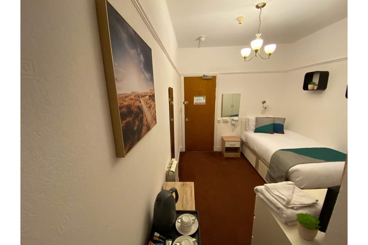 Standard-Einzelzimmer, 1 Einzelbett | 1 Schlafzimmer, Schreibtisch, kostenloses WLAN, Bettwäsche