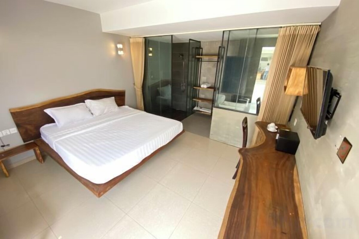 Hypo-allergenic bedding, minibar, desk, blackout curtains