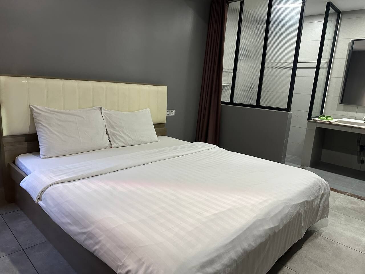 Habitación doble superior, 1 cama de matrimonio grande | Ropa de cama hipoalergénica, minibar, escritorio y cortinas opacas