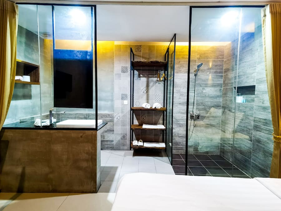 Deluxe Double Room | Bathroom | Shower, rainfall showerhead, free toiletries, hair dryer
