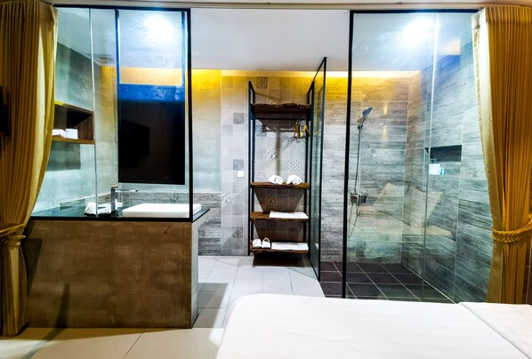 Deluxe Double Room | Bathroom | Shower, rainfall showerhead, free toiletries, hair dryer - BK Hotel (Phnom Penh)