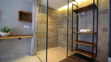Deluxe-Doppelzimmer | Badezimmer | Dusche, Regendusche, kostenlose Toilettenartikel, Haartrockner