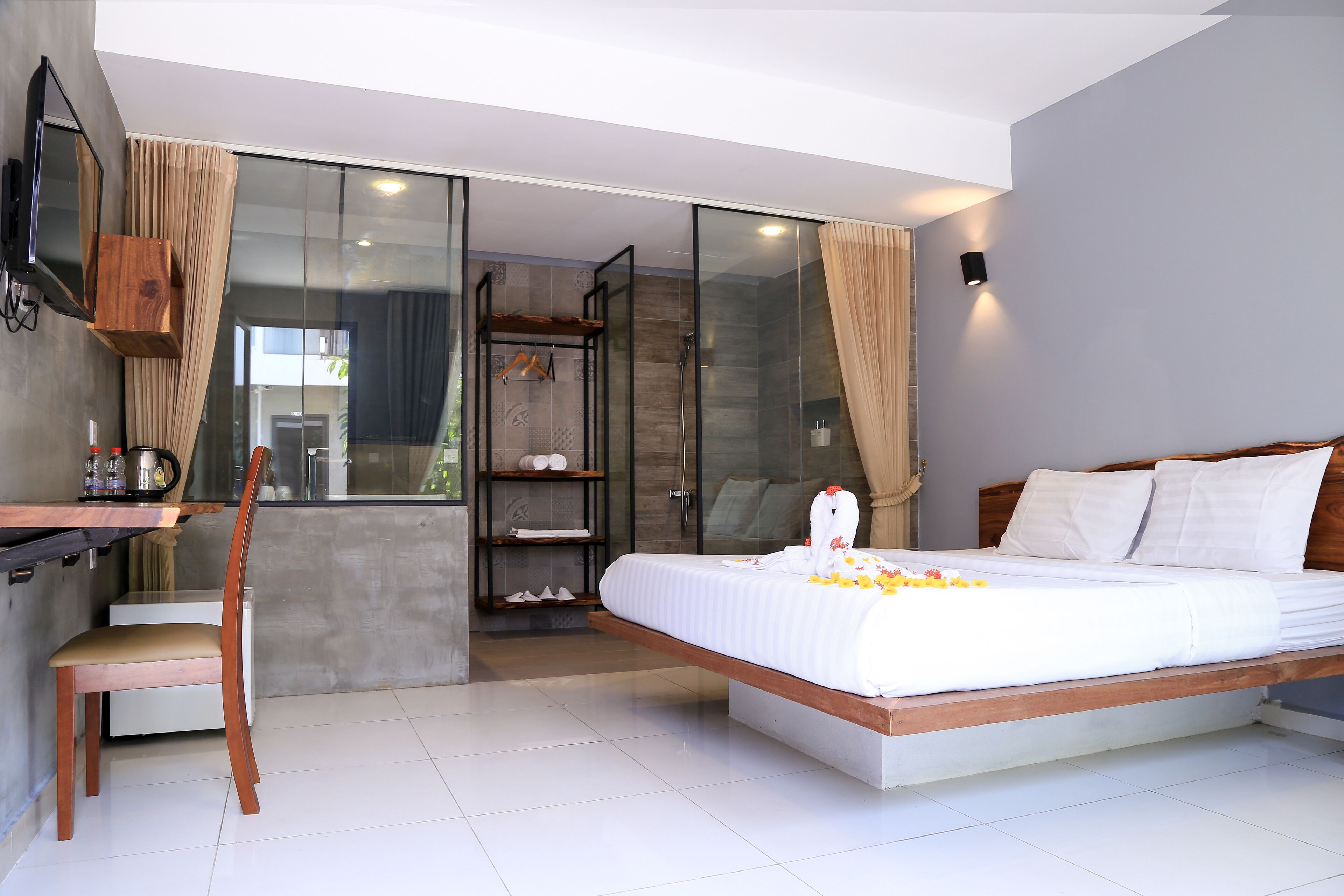 Quarto casal luxo | Roupas de cama antialérgicas, frigobar, escrivaninha, cortinas blackout