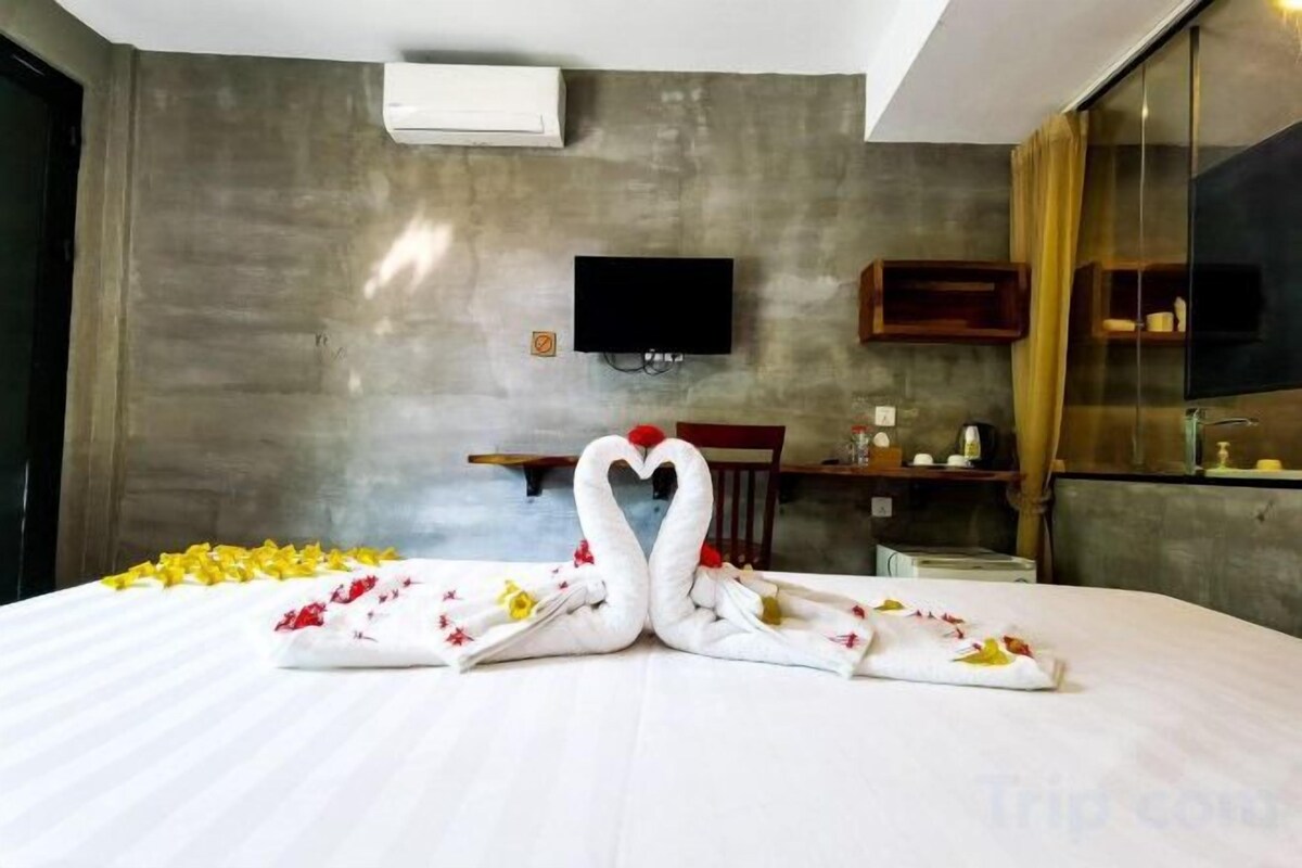 Ropa de cama hipoalergénica, minibar, escritorio y cortinas opacas