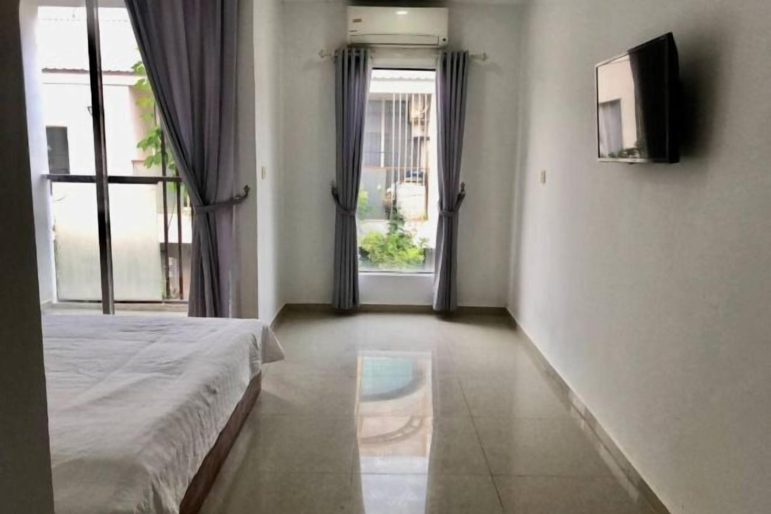 Hypo-allergenic bedding, minibar, desk, blackout curtains