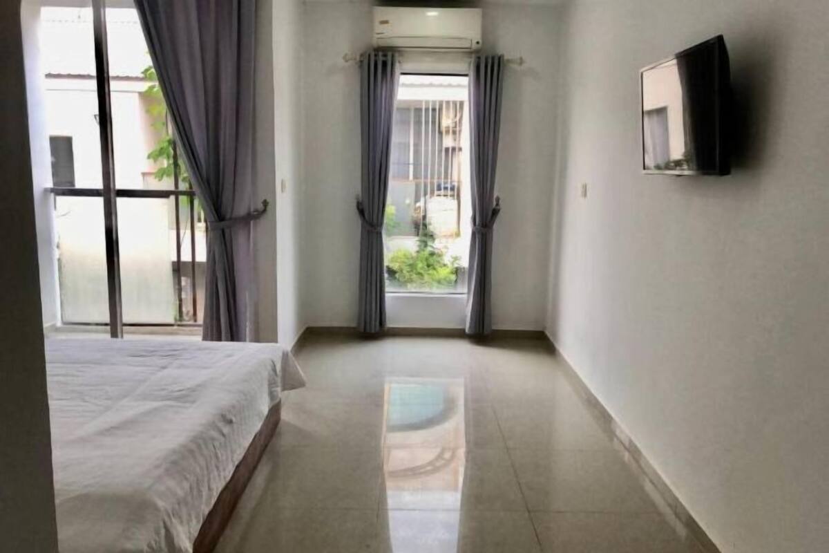 Hypo-allergenic bedding, minibar, desk, blackout drapes