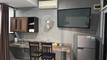 Superior Double Room, 1 King Bed | Private kitchen | Electric kettle