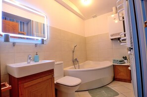 Departamento | Baño | Tina, secadora de cabello, toallas, shampoo 