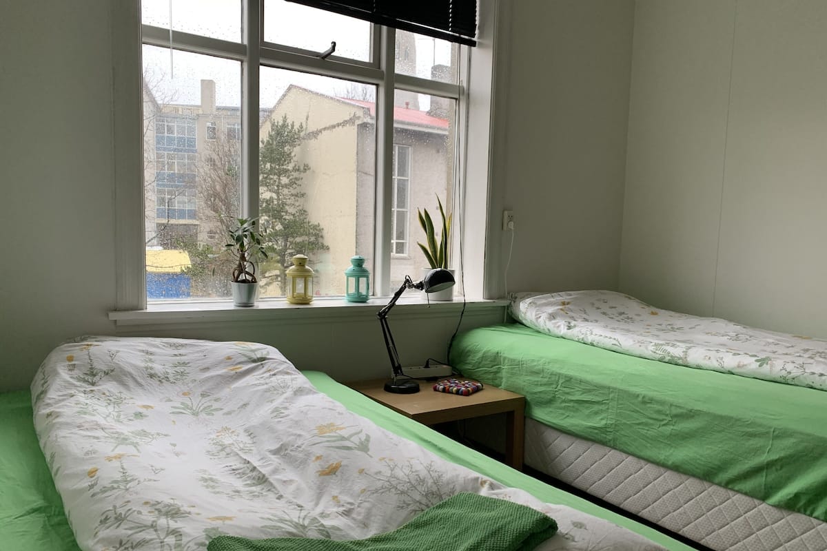 Habitación Deluxe, baño compartido (7) | Insonorización, wifi gratis y ropa de cama