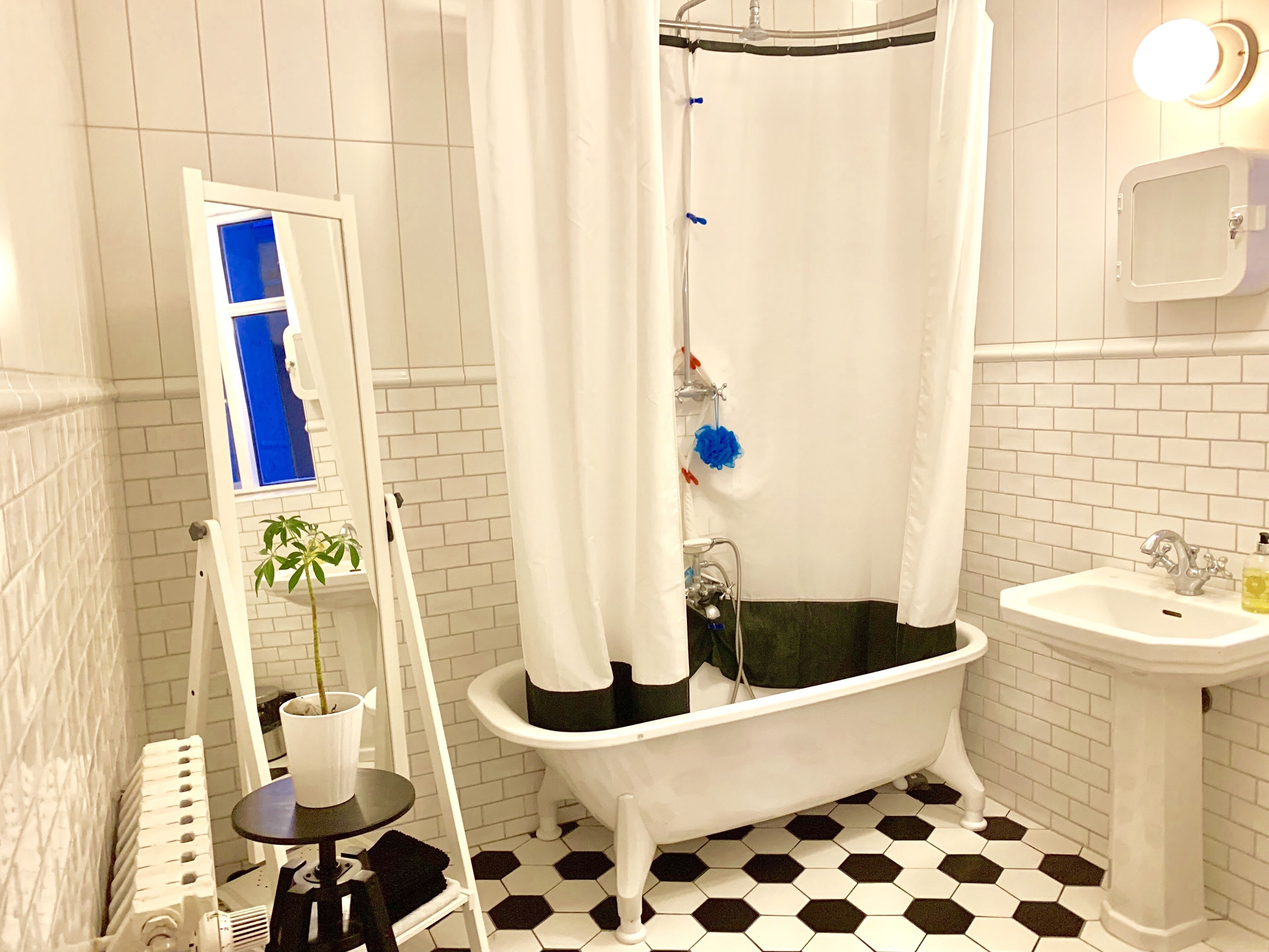 Een haardroger, handdoeken, zeep, shampoo
