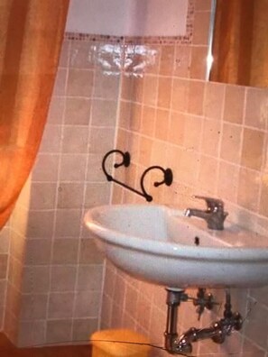 Apartment, 1 Bedroom (Malva) | Bathroom | Shower, free toiletries, hair dryer, bidet