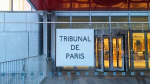 The entrance to the Tribunal de Paris with a sign, glass doors, and a metal fence. - Hotel Le National Clichy Paris (Clichy)