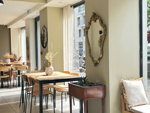 Desayuno buffet (EUR 14 por persona)