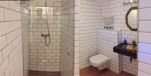 Apartamento luxo | Banheiro | Chuveiro, secador de cabelo, toalhas de banho 