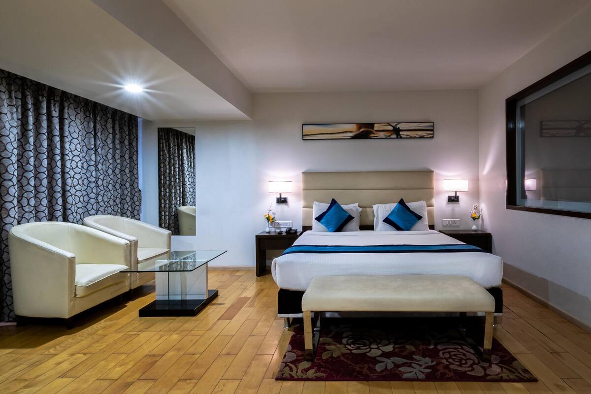 Suite | Desk, free WiFi
