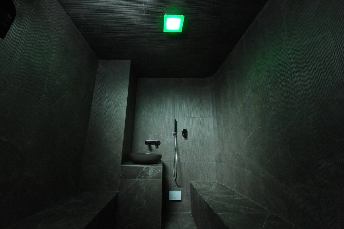 sauna, hot tub, steam room, turkish bath/hammam, body treatments