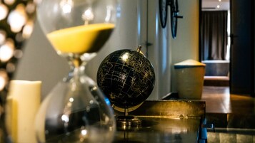 Un globo sobre un atril, una vela y un florero con flores.
