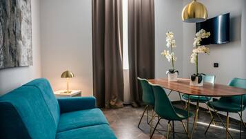 King Suite | Area soggiorno | TV LED 40 pollici con canali digitali, TV