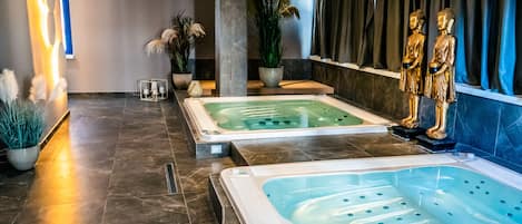 Un sauna, una bañera de hidromasaje, baño turco, baño turco/hammam