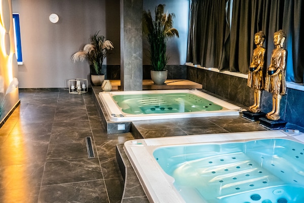 Un sauna, una bañera de hidromasaje, baño turco, baño turco/hammam