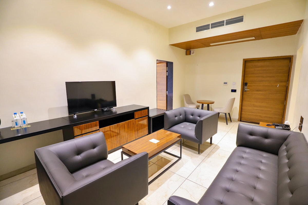 Presidential-Suite | Wohnbereich | 32-Zoll-Flachbildfernseher mit Satellitenempfang, Fernseher