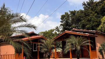 Deluxe Cottage | In-room safe, iron/ironing board, free WiFi, bed sheets