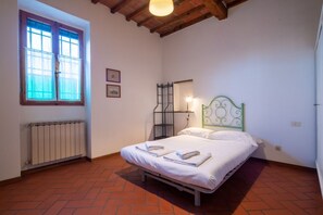 1 dormitori, planxa i posts de planxar i roba de llit 