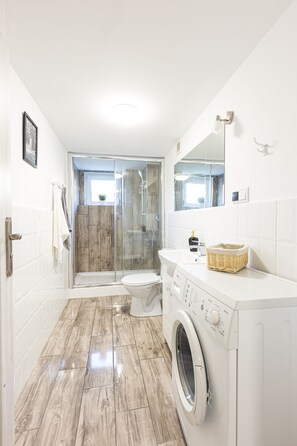 Separate bathtub and shower, deep-soaking bathtub, free toiletries