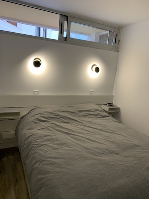 1 slaapkamer, een strijkplank/strijkijzer, wifi, beddengoed