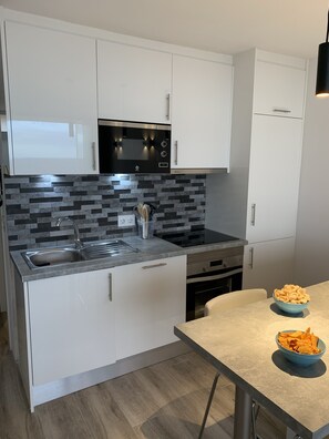 Kühlschrank, Mikrowelle, Ofen, Geschirrspüler