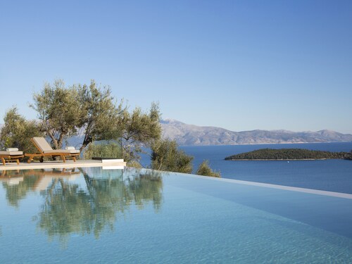 Elegant stone-built Villa, with heated pool and amazing view