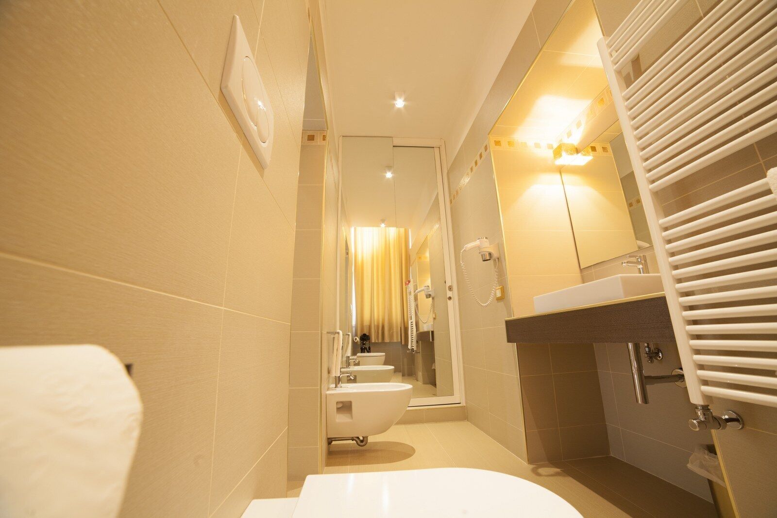 Un baño moderno con inodoro, bidé y bañera.