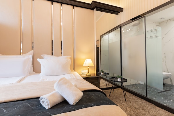 Design Double Room | Minibar, in-room safe, desk, laptop workspace