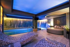 Indoor spa tub