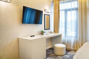 Luxe tweepersoonskamer | Een minibar, een kluis op de kamer, een bureau, een laptopwerkplek