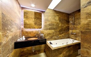Luxe tweepersoonskamer | Badkamer | Gratis toiletartikelen, een haardroger, badjassen, pantoffels