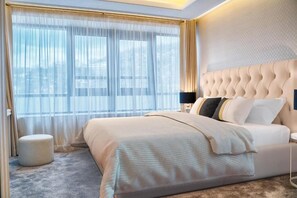 Panorama tweepersoonskamer | Een minibar, een kluis op de kamer, een bureau, een laptopwerkplek