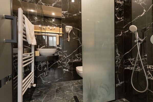 Design tweepersoonskamer | Badkamer | Gratis toiletartikelen, een haardroger, badjassen, pantoffels