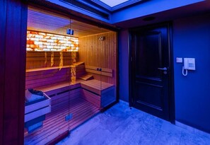 Een sauna, een bubbelbad, een stoombad, massagebehandelingen