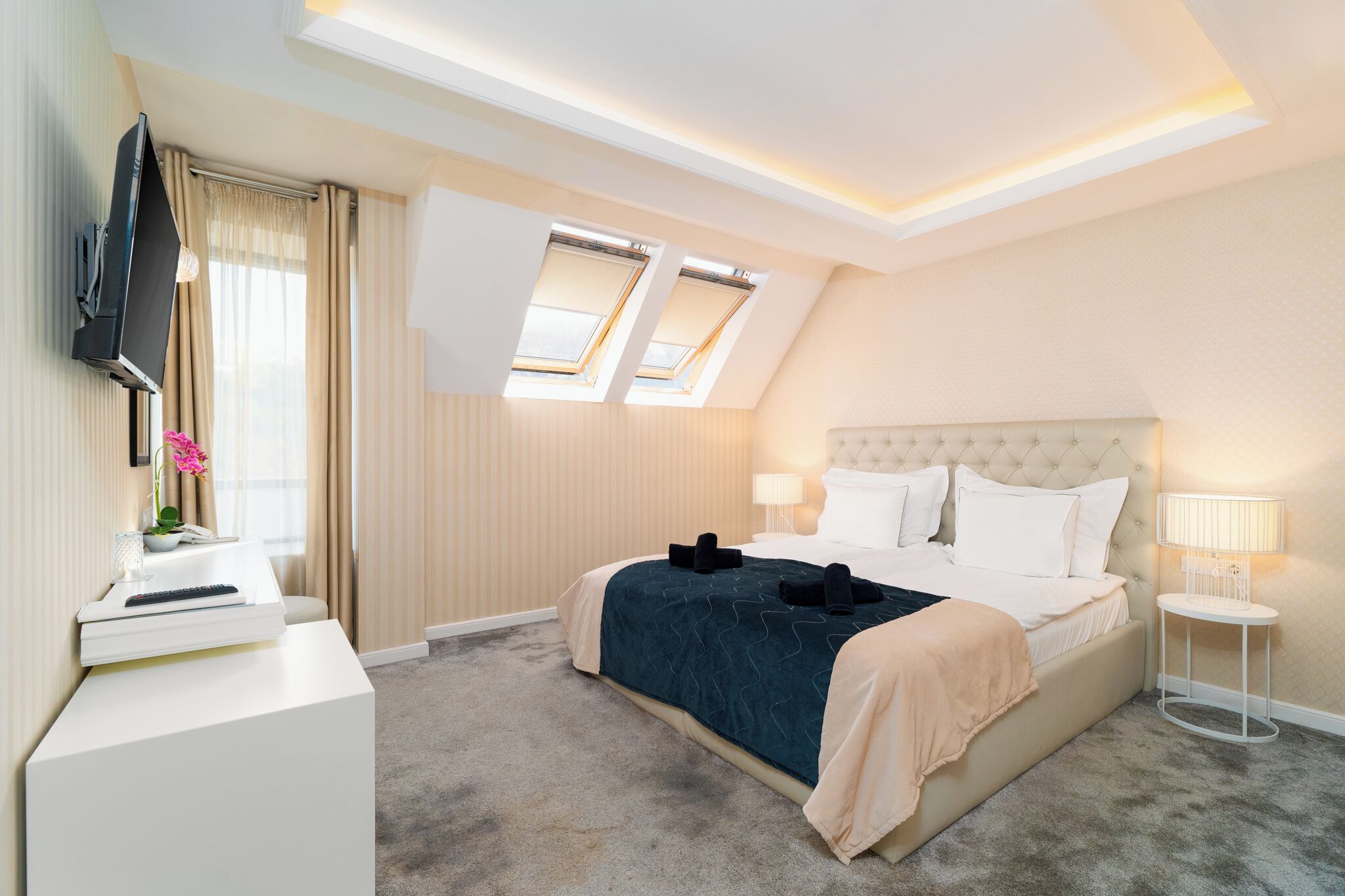 Luxe tweepersoonskamer | Een minibar, een kluis op de kamer, een bureau, een laptopwerkplek
