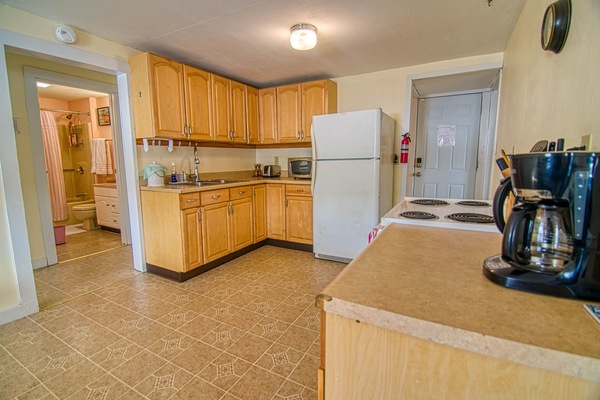 Frigorífico, microondas, horno y placa de cocina