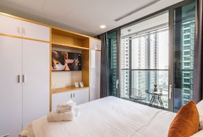 Desk, blackout curtains, iron/ironing board, free WiFi - Saliza Sky Luxury - Landmark 81 Tower (Ho Chi Minh City)