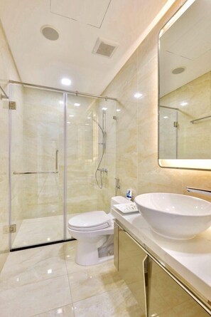 Shower, free toiletries, hair dryer, slippers - Saliza Sky Luxury - Landmark 81 Tower (Ho Chi Minh City)