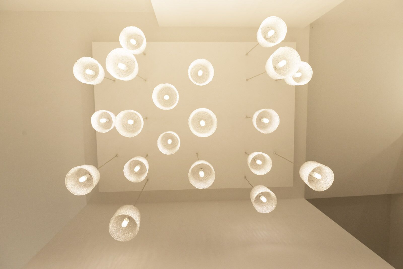 Ein Zimmer mit minimalistischem Design, mit glatter weißer Decke und Wänden sowie einem schlichten Boden.
