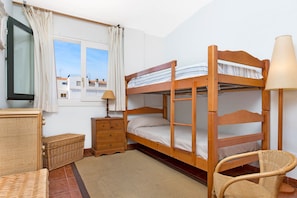 2 bedrooms, iron/ironing board, internet