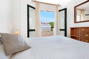 2 bedrooms, iron/ironing board, Internet