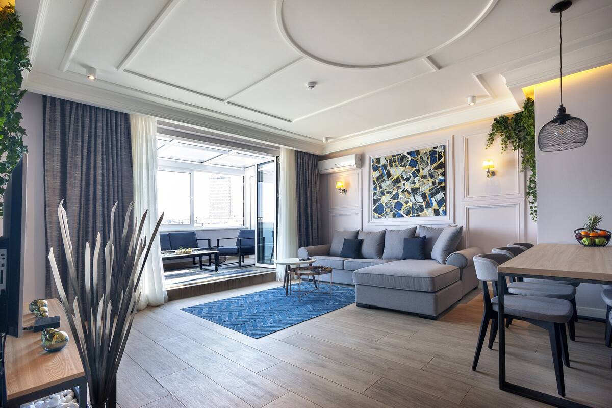 Design Apartment | Living area | 32-inch flat-screen TV with cable channels, TV